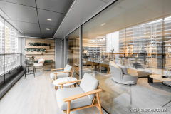 转着低调的金属光泽 